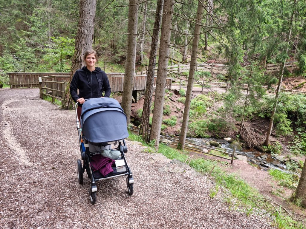 Kinderwagen Entscheidung im Alltag – Kombikinderwagen auf Waldweg im Praxistest