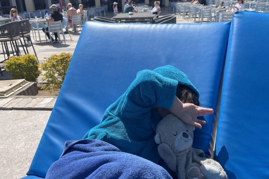 Kleinkind Bademantel nach Pool Ägypten Wind kühl