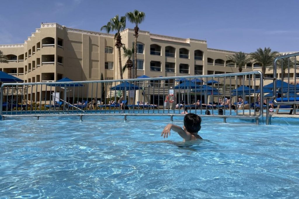 Ägypten mit Kleinkind beheizter Pool im März