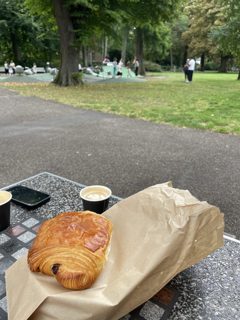 Picknick mit Kaffee und Croissant im Paleistuin Den Haag