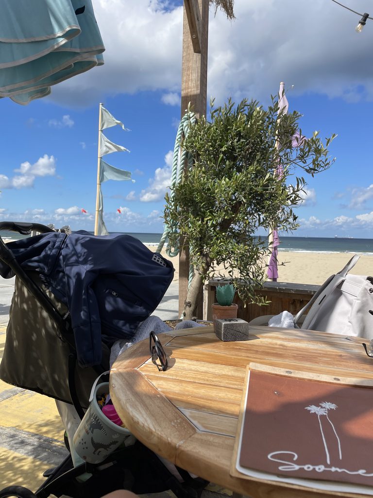 Kinderwagen vor dem Strand in Scheveningen, Pause im Beachclub